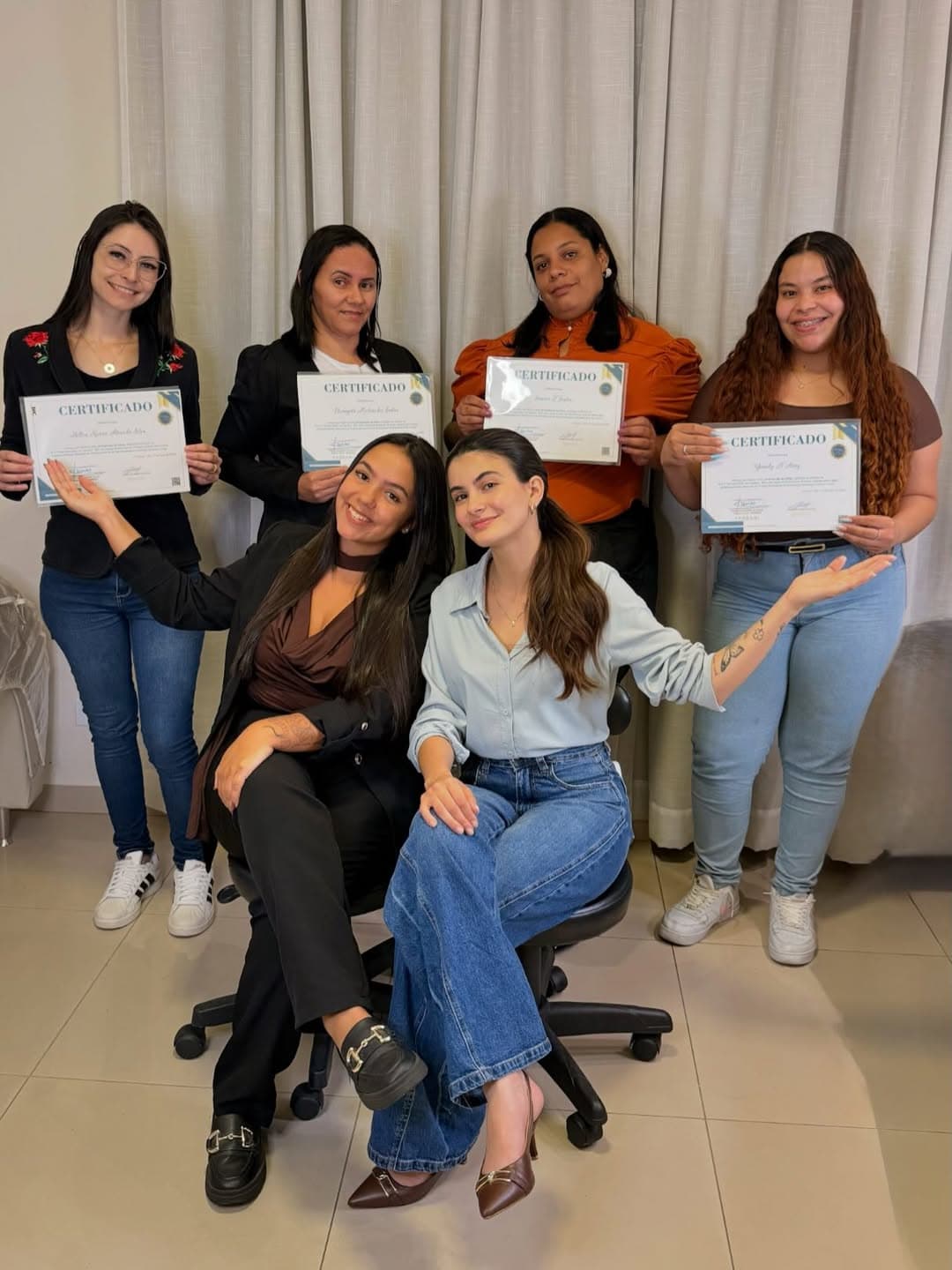 Turma de alunas formadas no curso presencial de visagismo